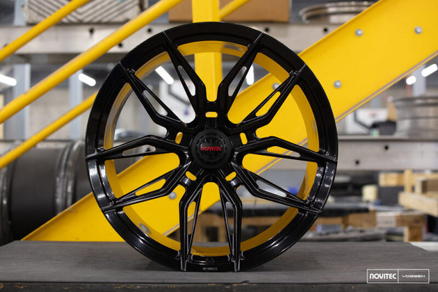 Vossen x Novitec NF11 forged 21-inch gloss black Ferrari 12C front wheel with 5x114.3 bolt pattern and ET34 offset.