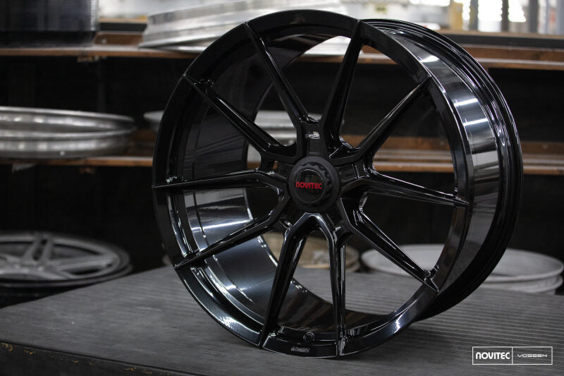 Vossen NF10 22x12 inch forged gloss black rear wheel for Ferrari 488 and F8, with 5x114.3 bolt pattern and ET33 offset.