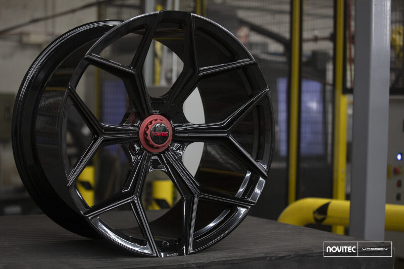 Vossen NL4-5L forged wheel in 23x10.5 inches, 5x130 bolt pattern, ET21, fitted on Lamborghini Urus front wheel.