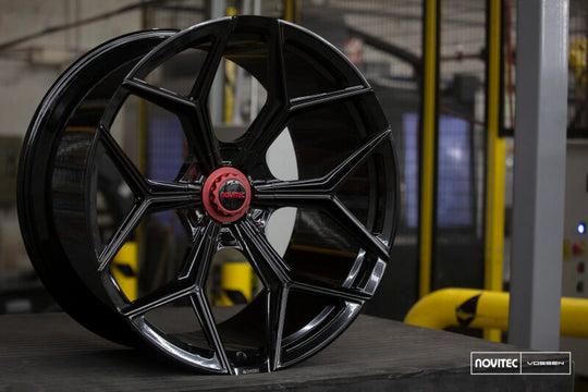 Vossen NL4-5L forged wheel in 23x10.5 inches, 5x130 bolt pattern, ET21, fitted on Lamborghini Urus front wheel.